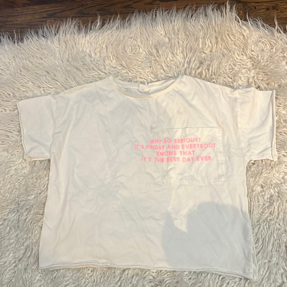 WHITE CROPPED SHIRT WITH PINK LETTERS!